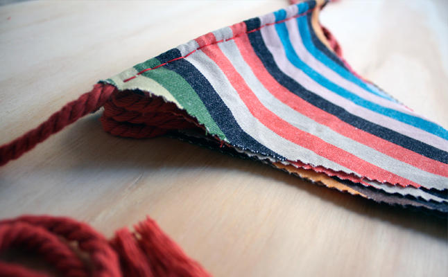 Hilos y madera - Banderines de tela de rayas y cuerda de algodón